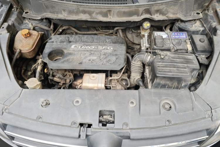 Used Dongfeng Fengon 580 2017 1.5T Manual Luxury Model Engine Bay