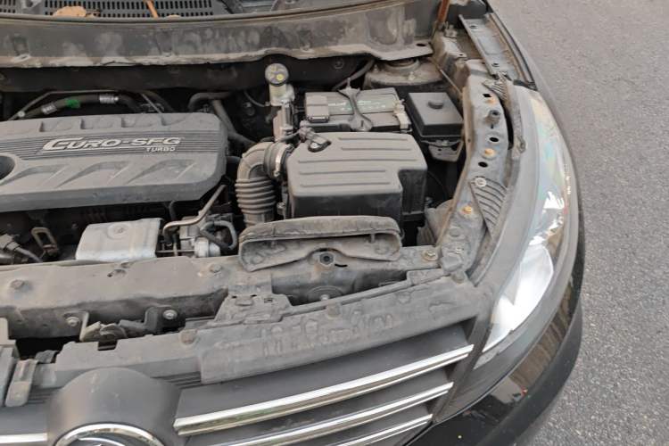 Used Dongfeng Fengon 580 2017 1.5T Manual Luxury Model Engine Bay Left
