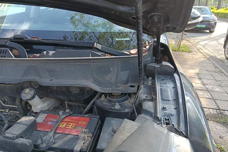 Used Dongfeng Fengon 580 2017 1.8L Manual Comfort Model Engine Bay Left