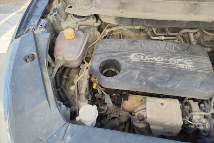 Used Dongfeng Fengon 580 2017 Revised Version 1.5T CVT Luxury Edition Engine Bay Right