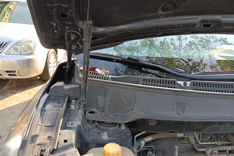 Used Dongfeng Fengon 580 2017 1.8L Manual Comfort Model Engine Bay Right