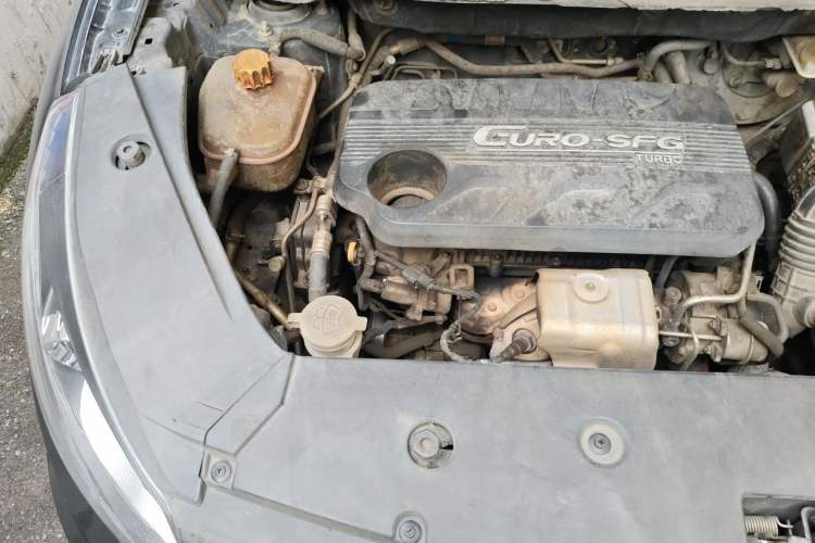 Used Dongfeng Fengon 580 2017 1.5T Manual Luxury Model Engine Bay Right