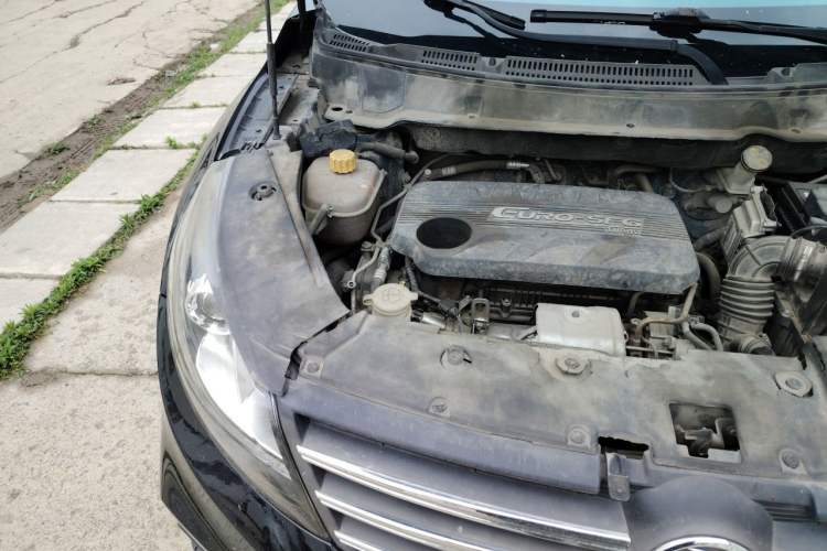 Used Dongfeng Fengon 580 2017 1.5T Manual Luxury Model Engine Bay Right