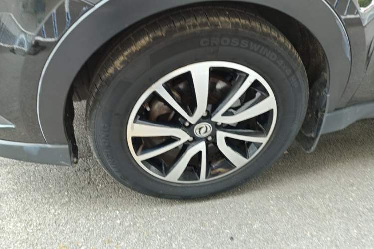 Used Dongfeng Fengon 580 2017 1.5T Manual Luxury Model Exterior 4