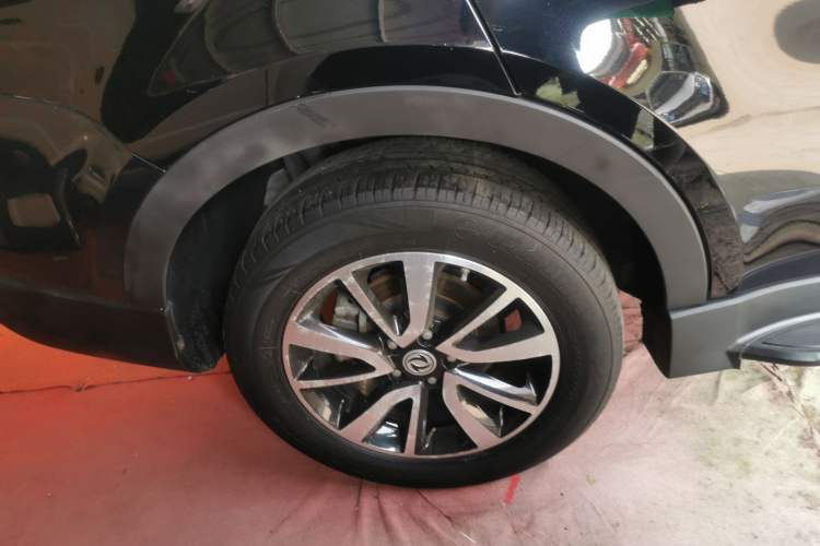 Used Dongfeng Fengon 580 2017 1.5T Manual Luxury Model Exterior 4