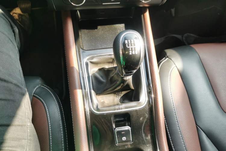 Used Dongfeng Fengon 580 2017 1.5T Manual Luxury Model Gear Lever