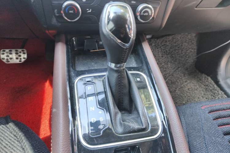 Used Dongfeng Fengon 580 2017 1.5T CVT Luxury Model Gear Lever