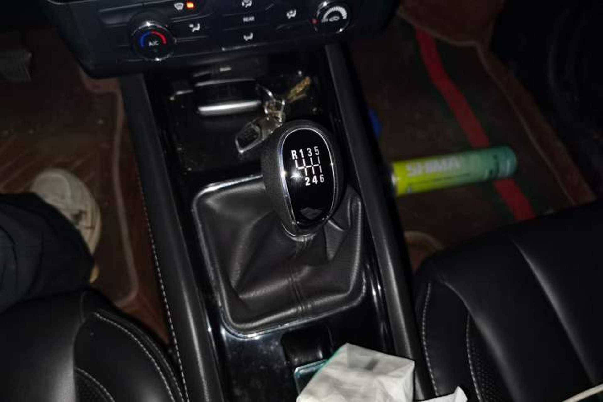 Used Dongfeng Fengon 580 2017 1.5T Manual Luxury Model Gear Lever
