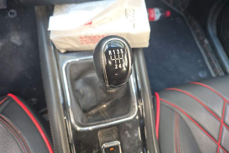 Used Dongfeng Fengon 580 2017 1.5T Manual Luxury Model Gear Lever
