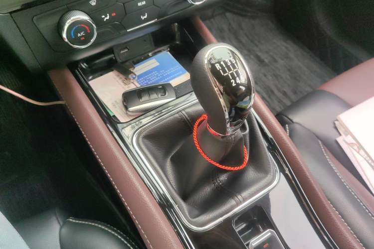 Used Dongfeng Fengon 580 2017 1.5T Manual Luxury Model Gear Lever