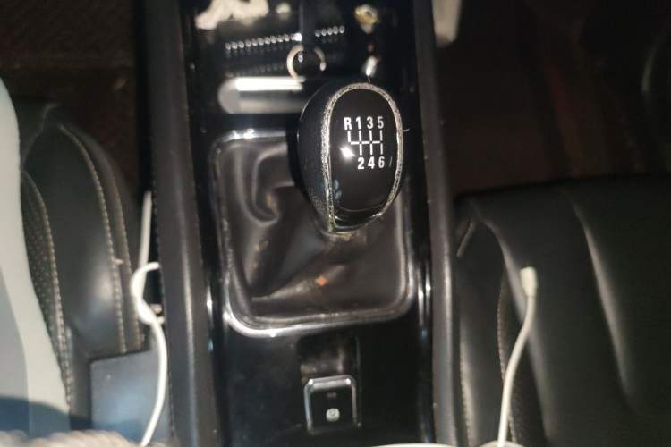 Used Dongfeng Fengon 580 2017 1.5T Manual Luxury Model Gear Lever