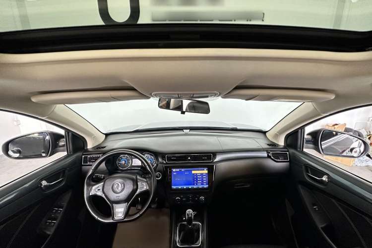 Used Dongfeng Fengon 580 2017 1.5T Manual Luxury Model Interior 1
