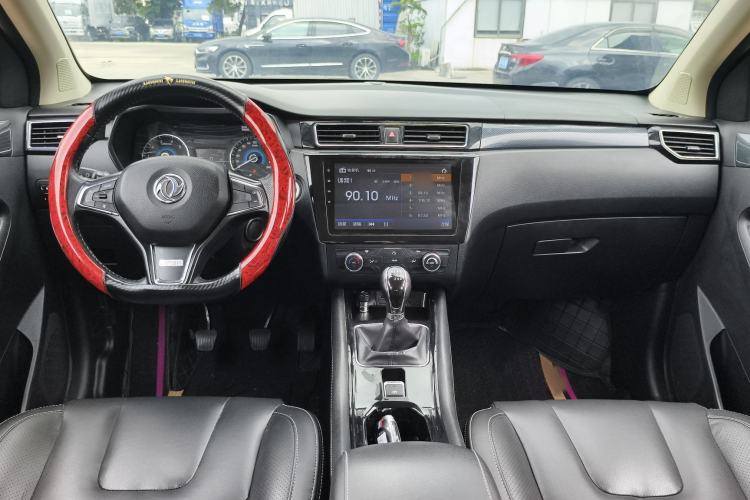 Used Dongfeng Fengon 580 2017 1.5T Manual Luxury Model Interior 1
