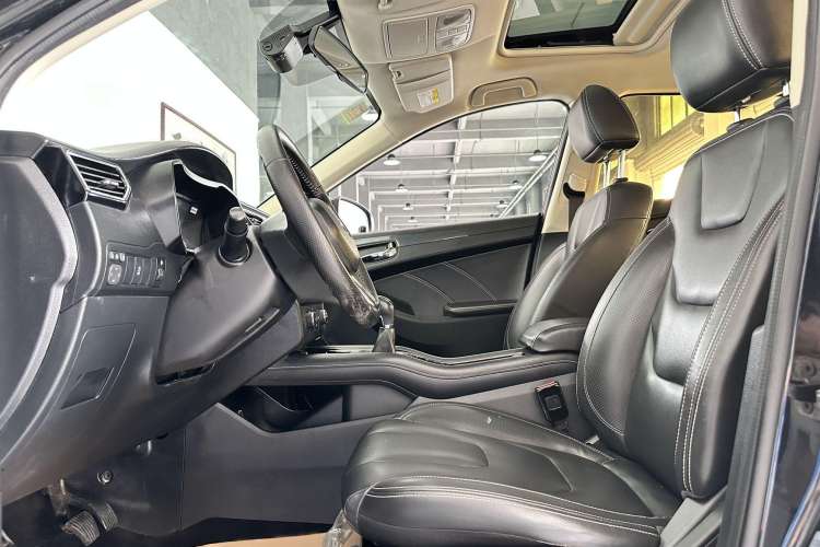 Used Dongfeng Fengon 580 2017 1.5T Manual Luxury Model Interior 2