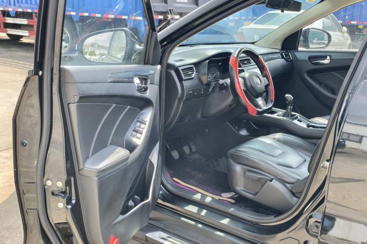Used Dongfeng Fengon 580 2017 1.5T Manual Luxury Model Interior 2