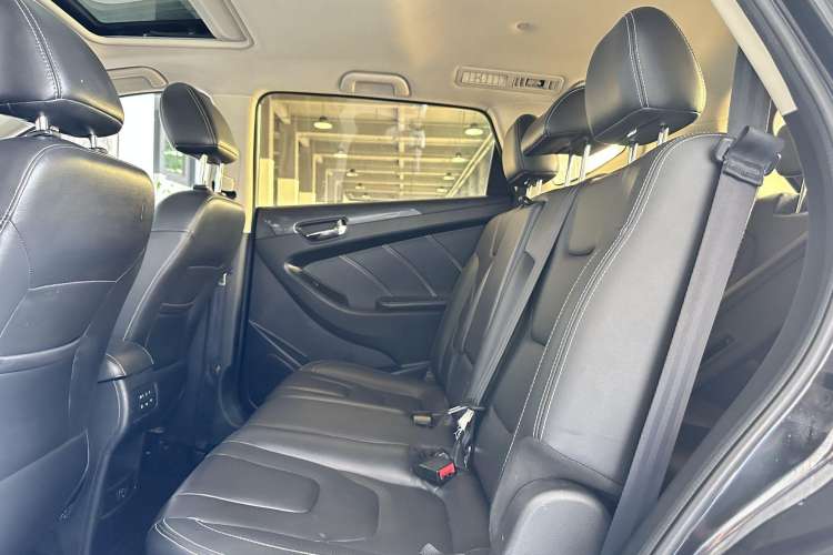 Used Dongfeng Fengon 580 2017 1.5T Manual Luxury Model Interior 3