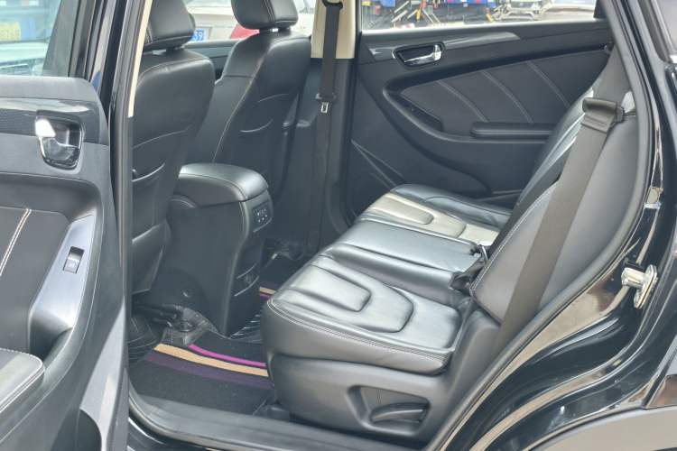Used Dongfeng Fengon 580 2017 1.5T Manual Luxury Model Interior 3