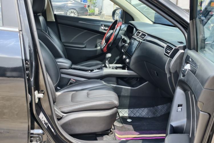 Used Dongfeng Fengon 580 2017 1.5T Manual Luxury Model Interior 4