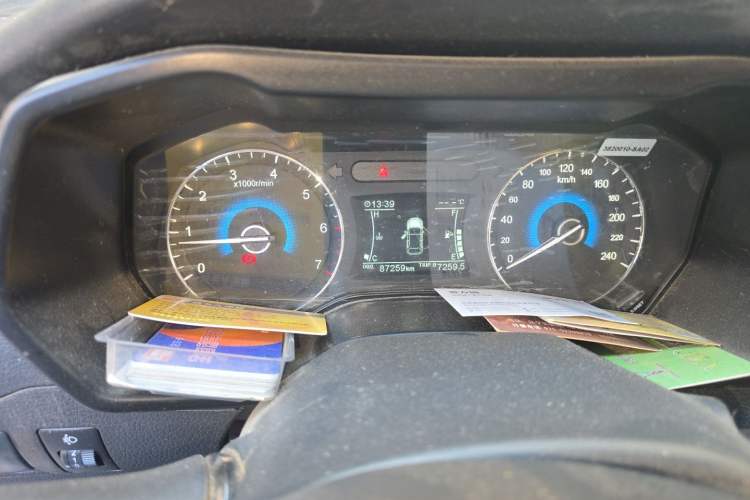 Used Dongfeng Fengon 580 2017 1.5T Manual Luxury Model Odometer Close Up