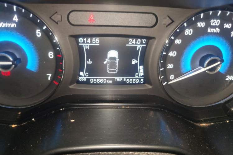 Used Dongfeng Fengon 580 2017 1.5T Manual Luxury Model Odometer Close Up