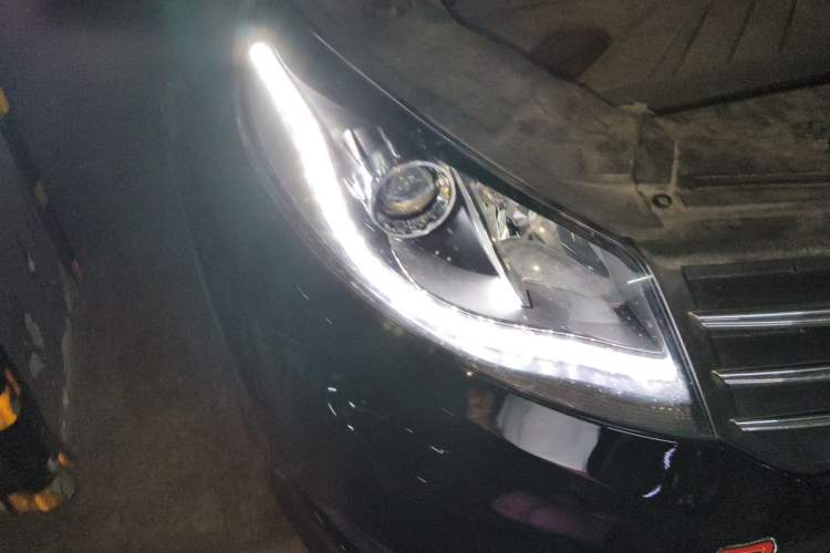 Used Dongfeng Fengon 580 2017 1.5T CVT Luxury Model Right Front Headlight