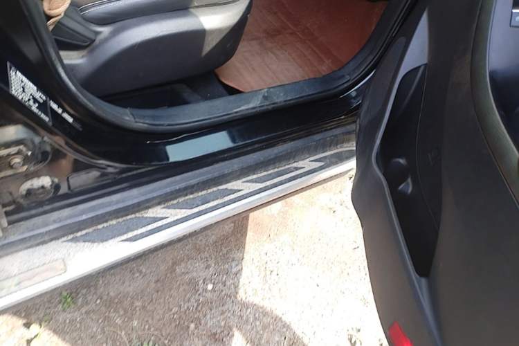 Used Dongfeng Fengon 580 2017 1.8L Manual Comfort Model Right Side Sill