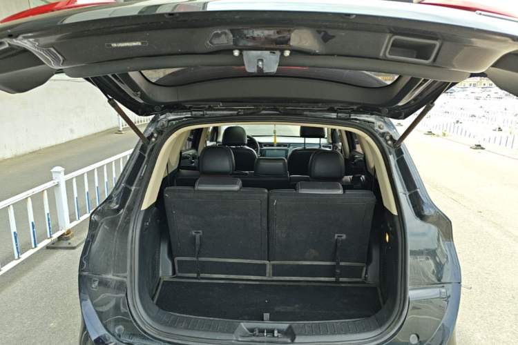 Used Dongfeng Fengon 580 2017 1.5T Manual Luxury Model Trunk