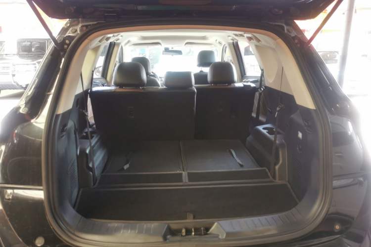 Used Dongfeng Fengon 580 2017 1.5T Manual Luxury Model Trunk