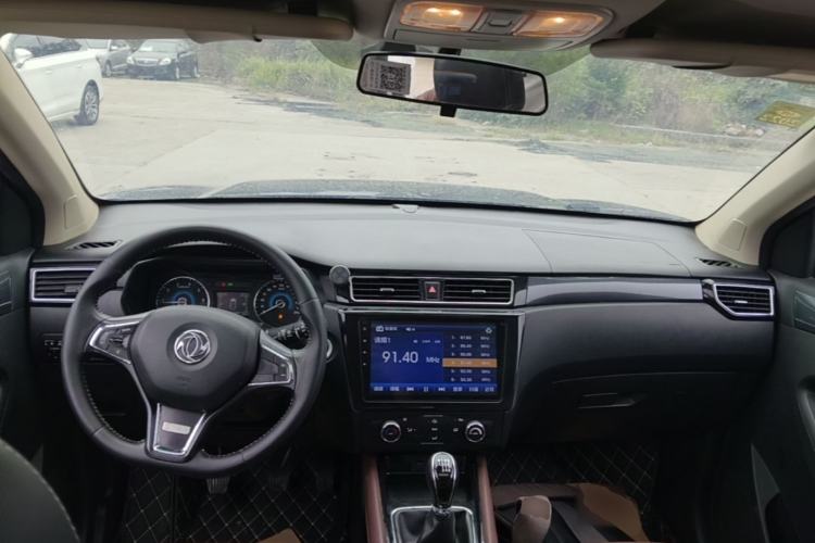 Used Dongfeng Fengon 580 2017 1.5T Manual Luxury Model Center Console