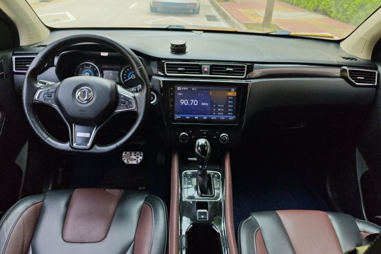 Used Dongfeng Fengon 580 2017 1.5T CVT Luxury Model Center Console