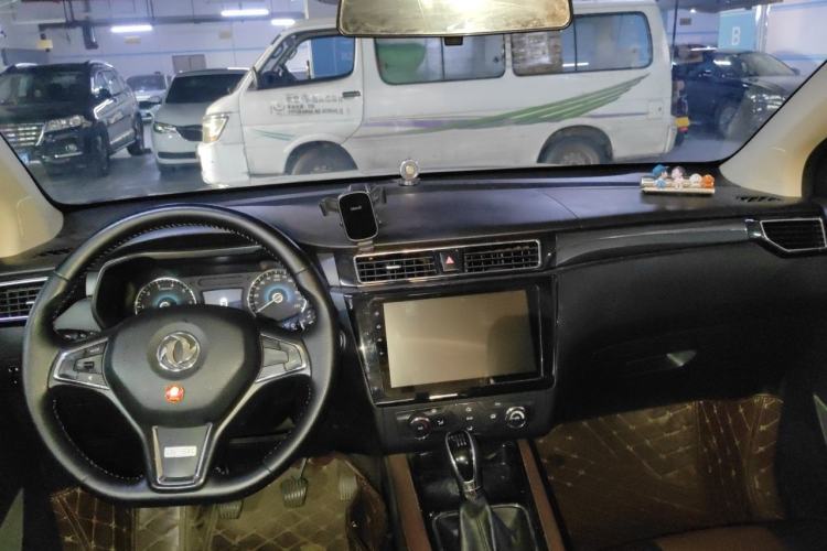 Used Dongfeng Fengon 580 2017 1.5T Manual Luxury Model Center Console