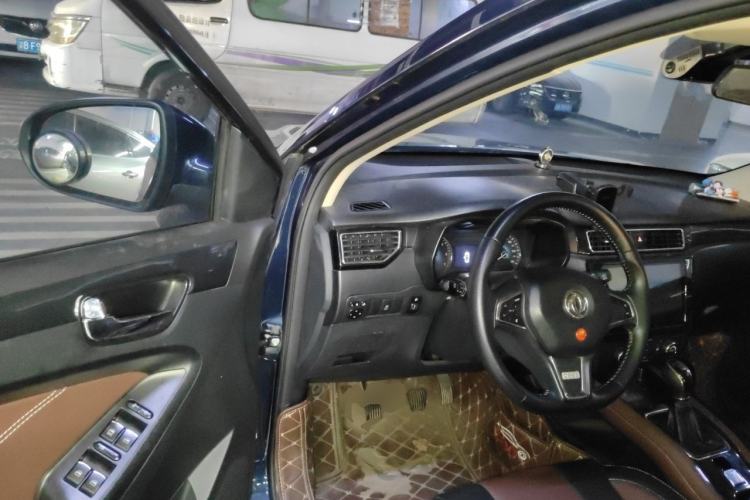 Used Dongfeng Fengon 580 2017 1.5T Manual Luxury Model Driver Seat