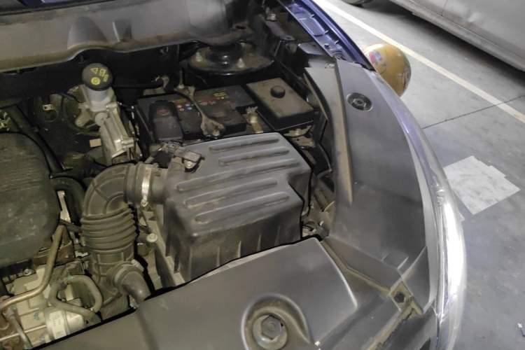 Used Dongfeng Fengon 580 2017 1.5T Manual Luxury Model Engine Bay Left