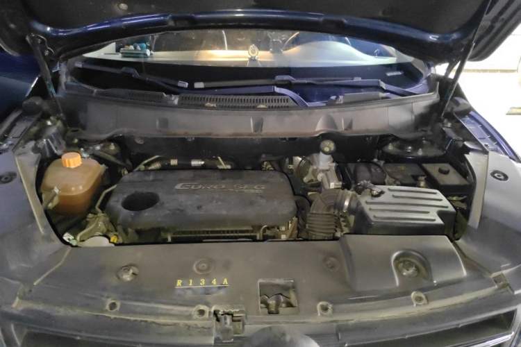 Used Dongfeng Fengon 580 2017 1.5T Manual Luxury Model Engine Bay