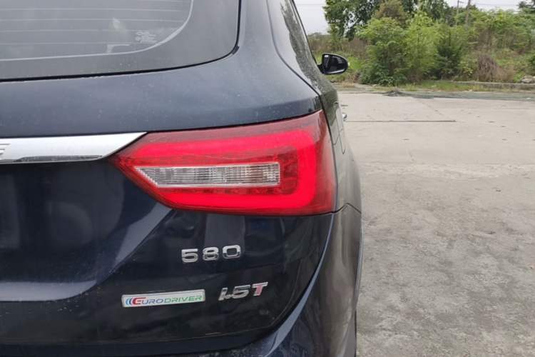 Used Dongfeng Fengon 580 2017 1.5T Manual Luxury Model Exterior 3