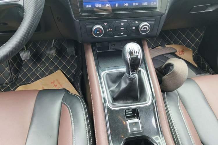 Used Dongfeng Fengon 580 2017 1.5T Manual Luxury Model Gear Lever