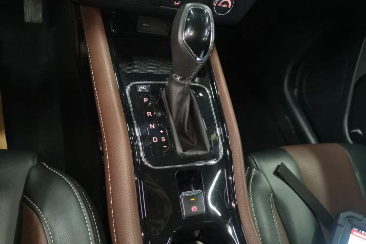 Used Dongfeng Fengon 580 2017 1.5T CVT Luxury Model Gear Lever