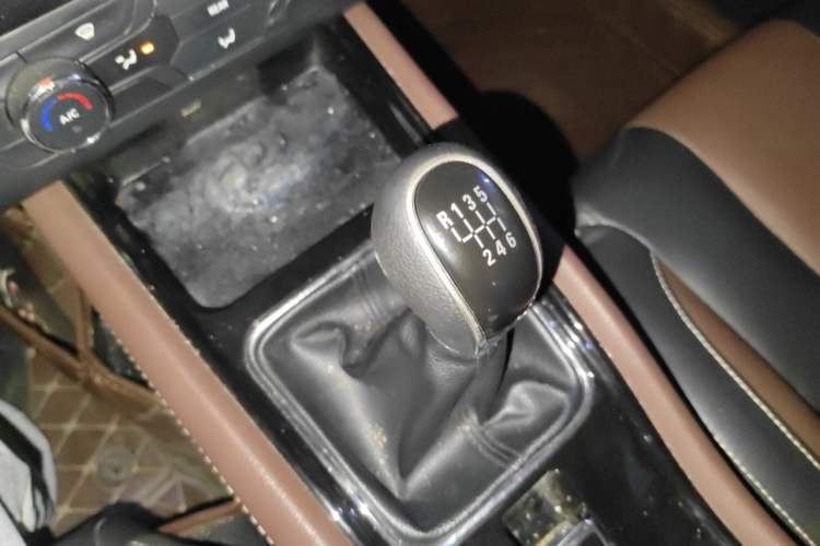 Used Dongfeng Fengon 580 2017 1.5T Manual Luxury Model Gear Lever