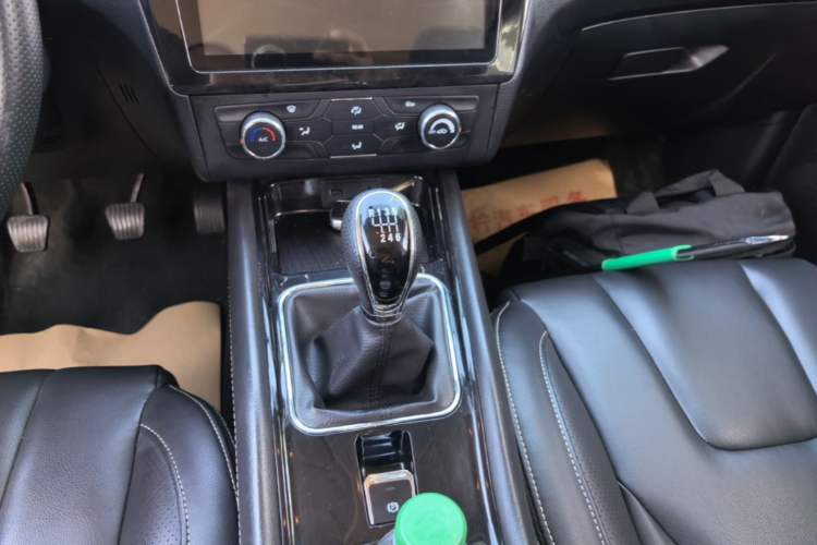 Used Dongfeng Fengon 580 2017 1.5T Manual Luxury Model Gear Lever
