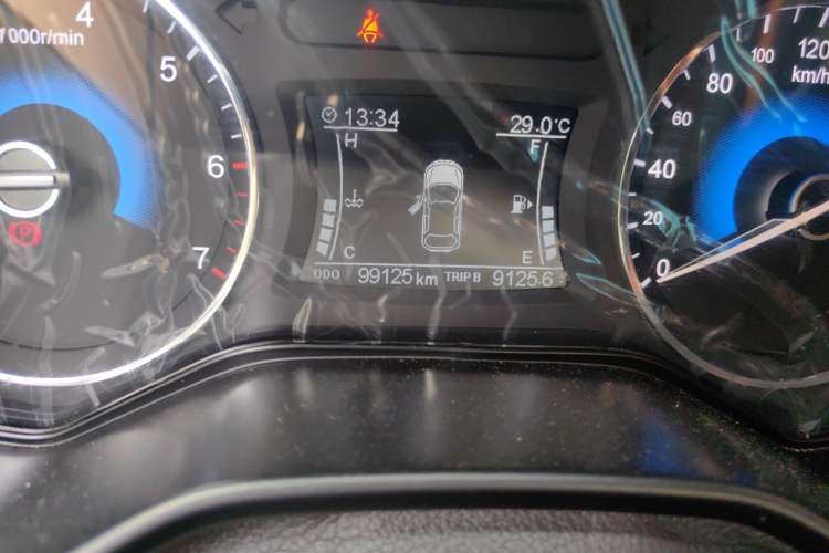 Used Dongfeng Fengon 580 2017 1.5T Manual Luxury Model Odometer Close Up