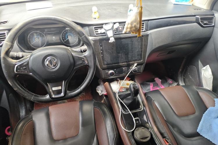 Used Dongfeng Fengon 580 2017 1.5T Manual Luxury Model Center Console
