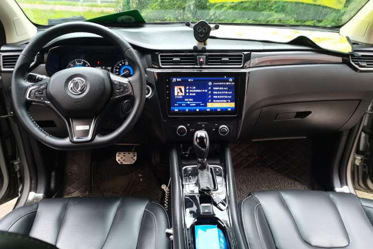 Used Dongfeng Fengon 580 2017 Revised Version 1.5T CVT Luxury Edition Center Console
