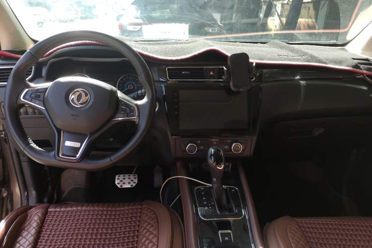 Used Dongfeng Fengon 580 2017 Revised Version 1.5T CVT Luxury Edition Center Console