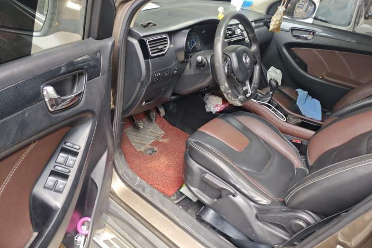Used Dongfeng Fengon 580 2017 1.5T Manual Luxury Model Driver Seat