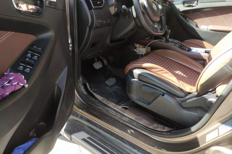 Used Dongfeng Fengon 580 2017 Revised Version 1.5T CVT Luxury Edition Driver Seat