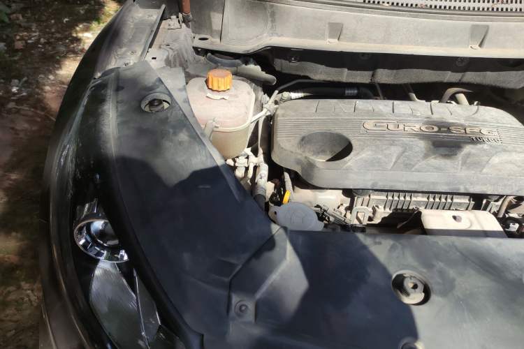 Used Dongfeng Fengon 580 2017 Revised Version 1.5T CVT Luxury Edition Engine Bay Right