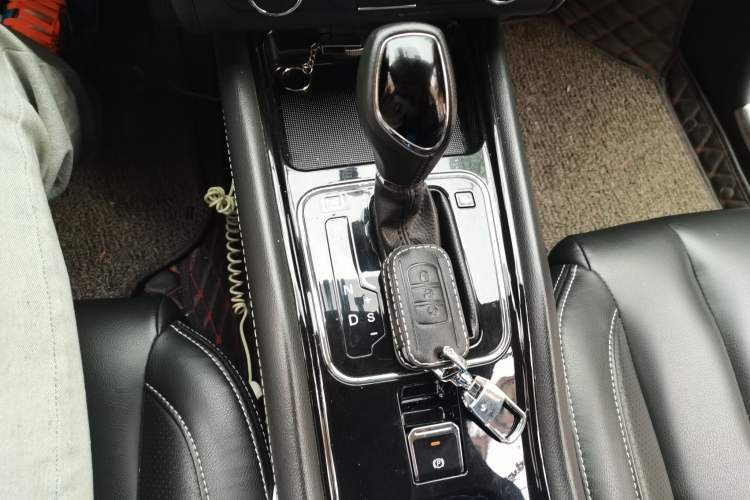 Used Dongfeng Fengon 580 2017 Revised Version 1.5T CVT Luxury Edition Gear Lever