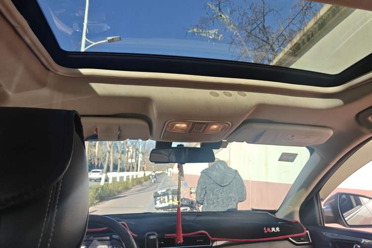 Used Dongfeng Fengon 580 2017 1.5T Manual Luxury Model Headliner