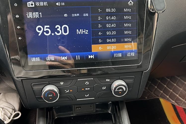 Used Dongfeng Fengon 580 2017 1.5T Manual Luxury Model Audio And AC Panel
