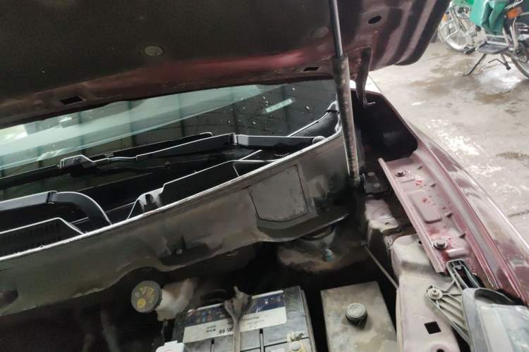Used Dongfeng Fengon 580 2017 1.5T CVT Smart Style Model Engine Bay Left